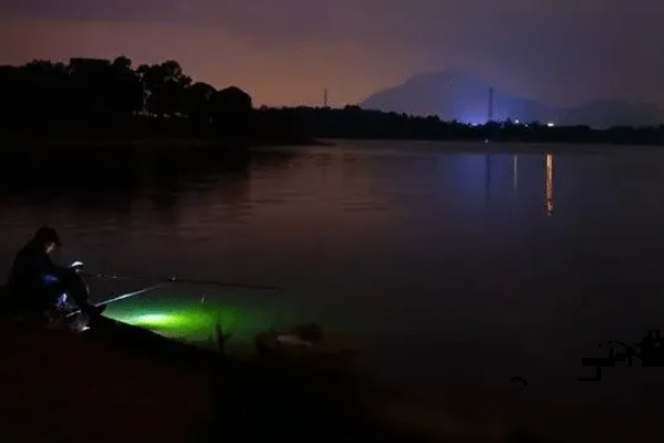 晚上钓鱼使用灯光有影响吗，光源微弱且颜色适宜可吸引鱼类
